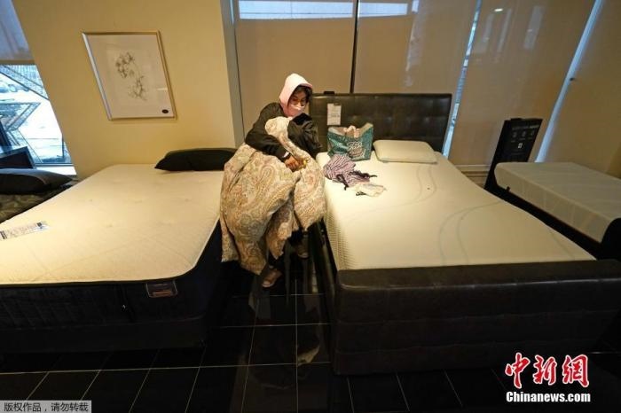 當(dāng)?shù)貢r間2月17日，美國得州的一家畫廊兼家具店內(nèi)，大批民眾來此避寒取暖，其中不乏一些人帶著被子來過夜。美國近日遭遇極寒天氣侵襲，多地氣溫創(chuàng)近年新低，其中得州災(zāi)情最嚴(yán)重，暴風(fēng)雪導(dǎo)致電網(wǎng)在酷寒中癱瘓，約400萬居民家中長時間停電。美國國家氣象局表示，得州休斯敦等地的氣溫甚至比靠近北極圈的阿拉斯加還要低。