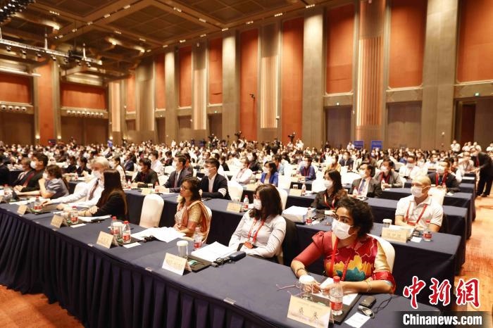 500余名專家學(xué)者、嘉賓代表以線上線下方式參加開幕式?！∈⒓样i 攝