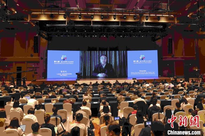 中國工程院院士、“人民英雄”國家榮譽稱號獲得者張伯禮通過視頻發(fā)表主旨演講。　盛佳鵬 攝
