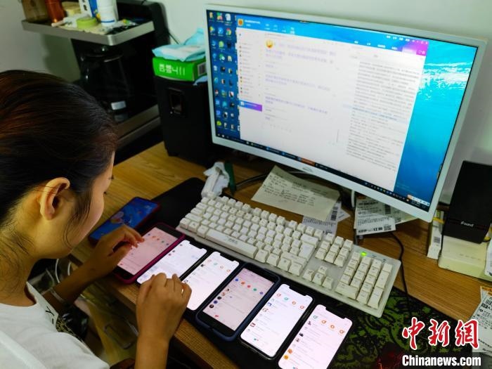 圖為網(wǎng)絡(luò)客服為網(wǎng)上“專車座套”客戶答疑釋惑?！巫雍?攝