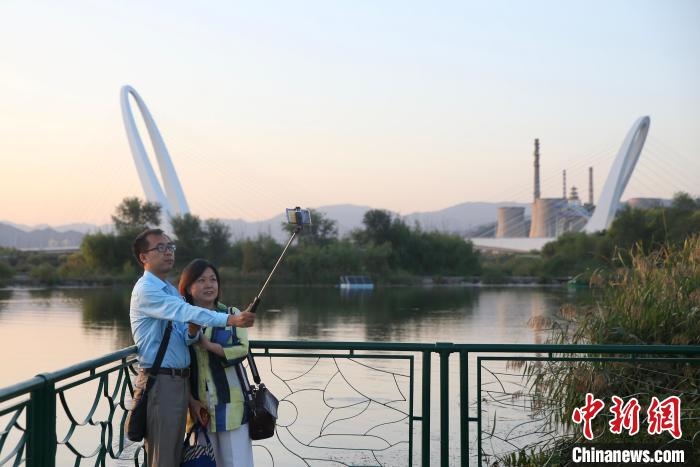 10月1日，北京冬奧公園內(nèi)的游客。　<a target='_blank' href='http://www.chinanews.com/'>中新社</a> 易海菲 攝