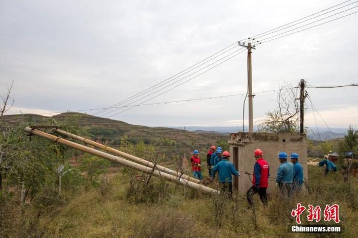 資料圖：10月11日，山西省靈石縣，電力工作人員在搶修電力設施。<a target='_blank' href='http://www.chinanews.com/'>中新社</a>記者 張云 攝 　