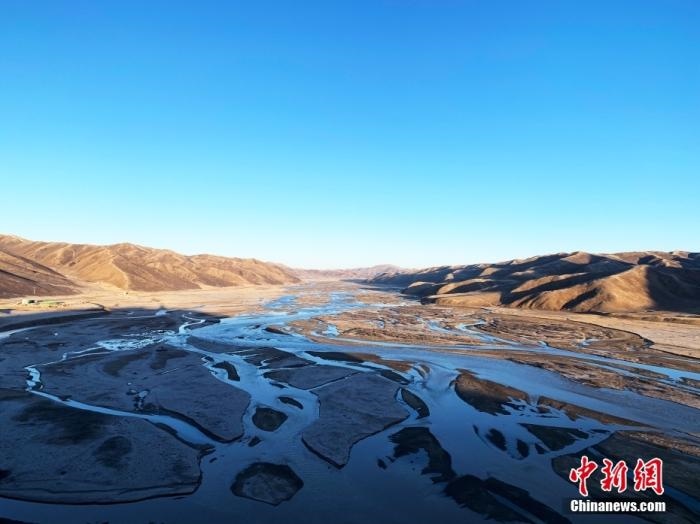 果洛州達日縣境內的黃河。青海省果洛州地處三江源腹地，黃河在果洛境內蜿蜒760公里，是“中華水塔”的重要組成部分和國家重要的生態(tài)安全屏障。<a target='_blank' href='http://www.chinanews.com/'>中新社</a>記者 孫睿 攝