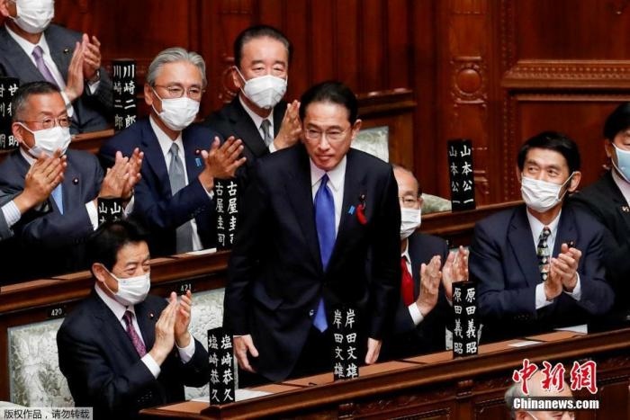 當(dāng)?shù)貢r間10月4日，日本自民黨總裁岸田文雄經(jīng)過眾院全體會議的首相指名選舉成為第100任首相。圖為岸田文雄（中）起身致謝。