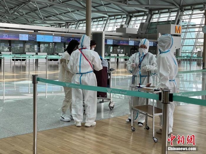 資料圖：韓國仁川國際機(jī)場工作人員嚴(yán)格執(zhí)行防疫措施。<a target='_blank' href='http://www.chinanews.com/'>中新社</a>記者 劉旭 攝　