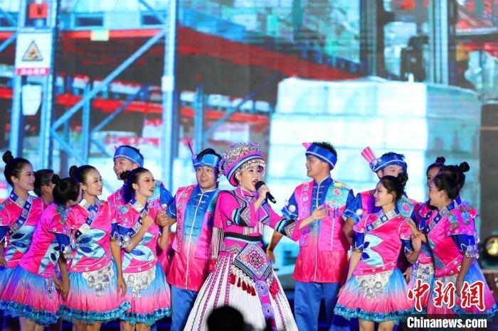 專場(chǎng)晚會(huì)上的民族歌舞表演?！涕L(zhǎng)嬌 攝