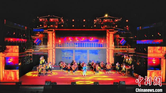 2021昭君文化旅游活動(dòng)專場(chǎng)晚會(huì)現(xiàn)場(chǎng)?！≈苄橇?攝