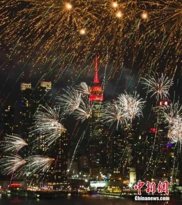 　　2018年，中國(guó)駐紐約總領(lǐng)事館前的哈德遜河上空燃放起焰火，慶祝中國(guó)狗年春節(jié)。