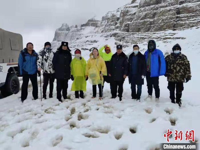 塔爾欽邊境派出所民警與被救游客合影?！“⒗镞吘彻芾碇ш?duì)供圖