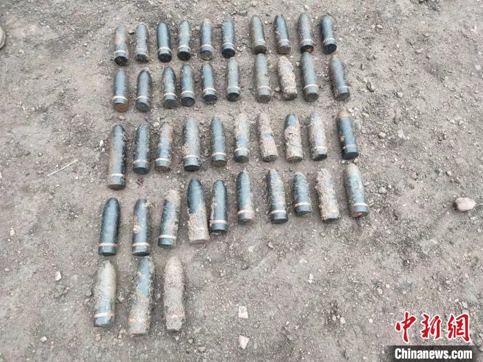 圖為發(fā)現(xiàn)的遺留炮彈。　特日格樂(lè) 攝