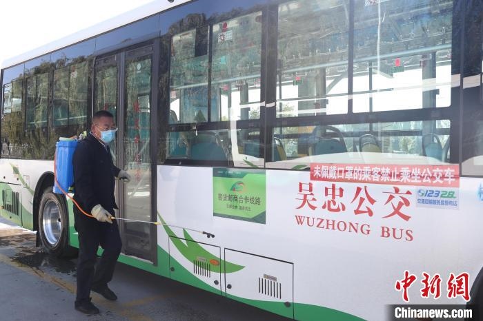 工作人員正在對公交車進行消殺?！∮诰?攝