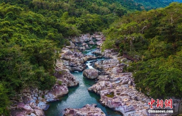航拍海南呀諾達熱帶雨林景區(qū)，鳥瞰秀美山水、廣袤雨林。<a target='_blank' href='http://www.chinanews.com/'>中新社</a>記者 駱云飛 攝