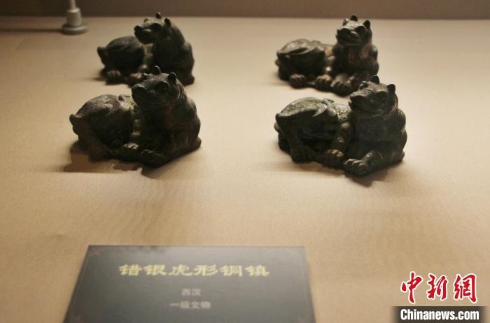 一級文物錯銀虎形銅鎮(zhèn)?！≮w曉 攝