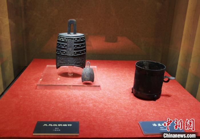 二級文物西漢鳳鳥紋銅編鐘、漆蓋銅卮?！≮w曉 攝