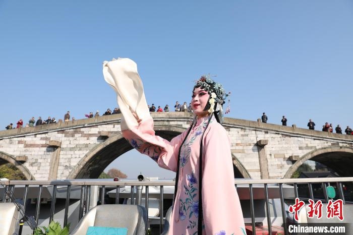 2019京杭對(duì)話的大運(yùn)河京杭雅集活動(dòng)中，浙江昆劇團(tuán)國(guó)家一級(jí)演員楊崑在中國(guó)大運(yùn)河(杭州段)上進(jìn)行表演?！⌒燔?攝 攝