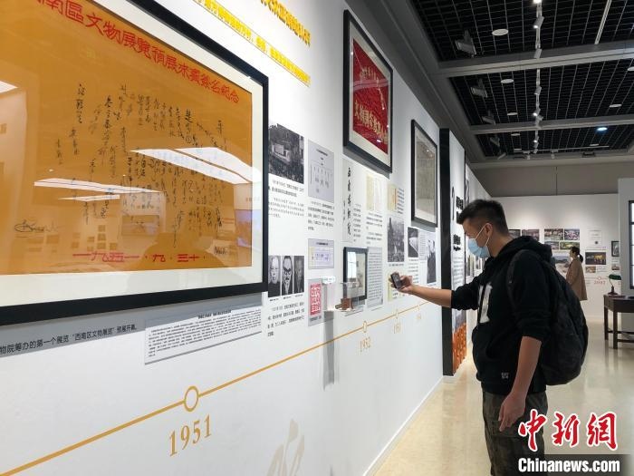 圖為市民參觀特展“我們：和博物館一起走過的日子”?！＄婌?攝
