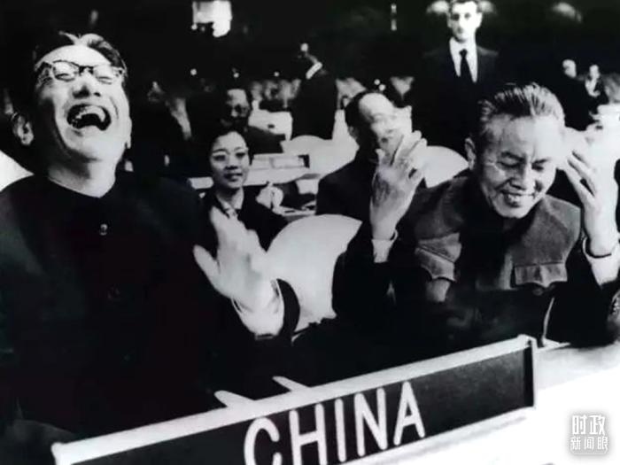 △1971年11月15日，以外交部副部長(zhǎng)喬冠華(左一)為團(tuán)長(zhǎng)、黃華(右一)為副團(tuán)長(zhǎng)的中國(guó)代表團(tuán)，首次出現(xiàn)在聯(lián)合國(guó)大會(huì)上。(資料圖)
