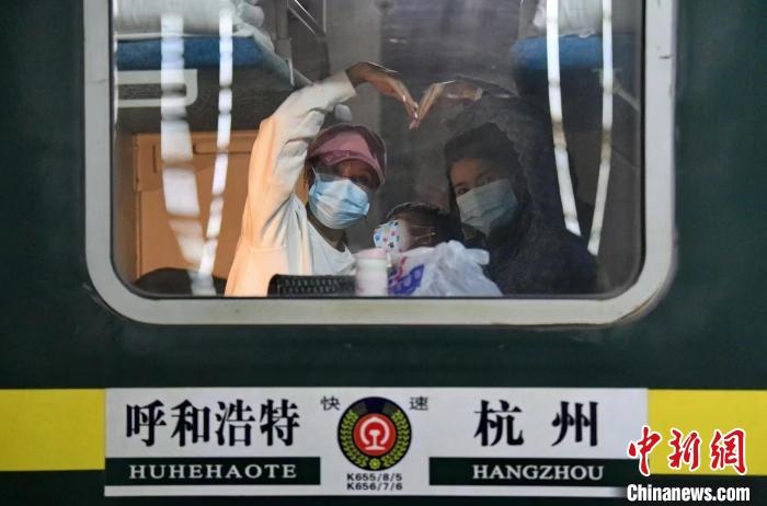 圖為登上轉(zhuǎn)運火車的游客向額濟納比心?！⊥趵?攝