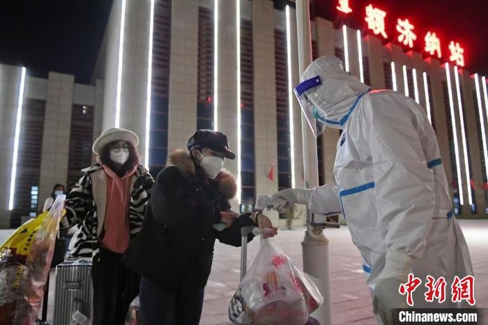 圖為滯留游客被有序轉(zhuǎn)運至低風險地區(qū)?！⊥趵?攝