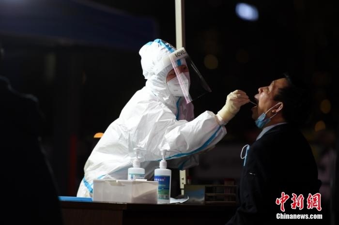 醫(yī)護(hù)人員為居民做核酸檢測(cè)。 <a target='_blank' href='http://www.chinanews.com/'>中新社</a>記者 何蓬磊 攝