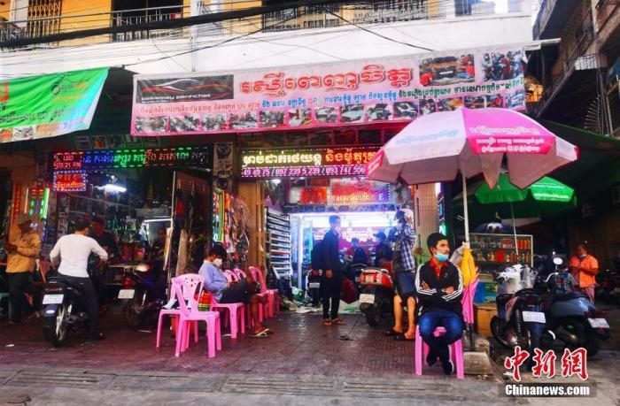 圖為金邊市中心的烏亞西市場，不少店鋪恢復(fù)營業(yè)。 <a target='_blank' href='http://www.chinanews.com/'>中新社</a>記者 歐陽開宇 攝