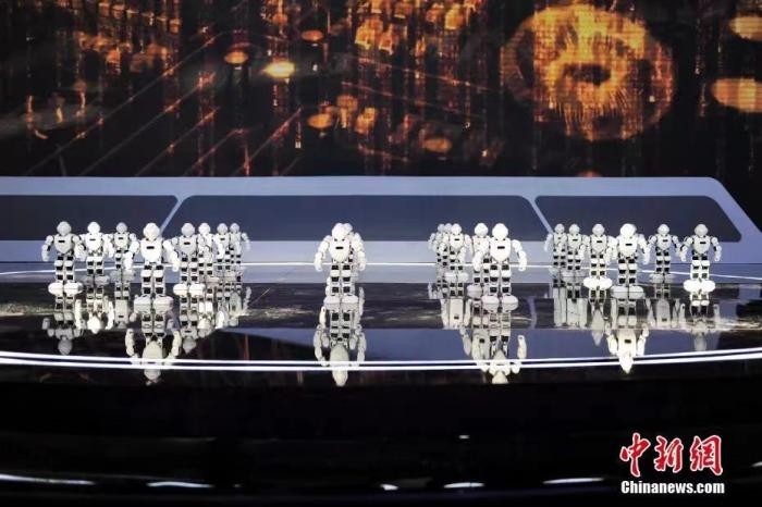 資料圖：2020年11月1日，科幻 科技創(chuàng)新主題論壇在北京舉行。圖為優(yōu)必選機(jī)器人科幻秀。<a target='_blank' href='/'>中新社</a>記者 田雨昊 攝