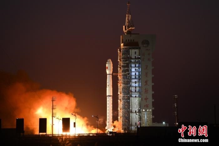 11月23日7時(shí)45分，中國(guó)在酒泉衛(wèi)星發(fā)射中心用長(zhǎng)征四號(hào)丙運(yùn)載火箭，成功將高分三號(hào)02星發(fā)射升空。 <a target='_blank' href='/'>中新社</a>發(fā) 汪江波 攝 　