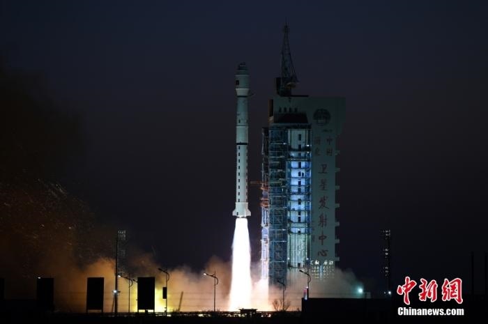 11月23日7時(shí)45分，中國(guó)在酒泉衛(wèi)星發(fā)射中心用長(zhǎng)征四號(hào)丙運(yùn)載火箭，成功將高分三號(hào)02星發(fā)射升空。 <a target='_blank' href='/'>中新社</a>發(fā) 汪江波 攝