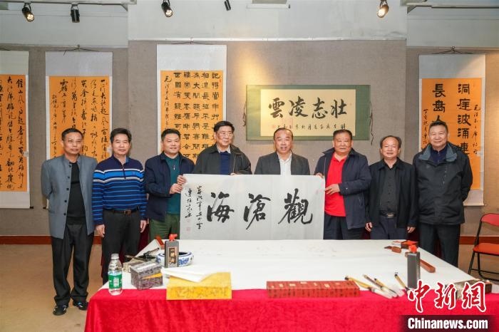 圖為百名將軍書(shū)畫(huà)展活動(dòng)現(xiàn)場(chǎng)?！∷涡憬?攝 攝