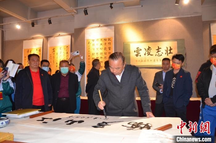 圖為“鐵軍老戰(zhàn)士”、著名書(shū)法家、解放軍報(bào)原副總編輯連俊義少將現(xiàn)場(chǎng)揮毫?！☆佇玛?yáng) 攝 攝