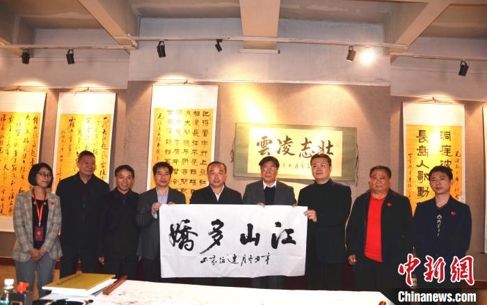 圖為百名將軍書(shū)畫(huà)展活動(dòng)現(xiàn)場(chǎng)?！☆佇玛?yáng) 攝 攝