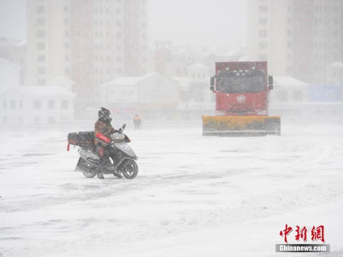 資料圖：市民冒雪出行。 <a target='_blank' href='/'>中新社</a>記者 張瑤 攝