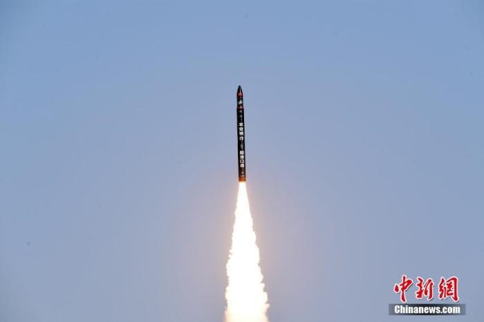 北京時間2021年12月7日12時12分，谷神星一號遙二運(yùn)載火箭在中國酒泉衛(wèi)星發(fā)射中心成功發(fā)射升空，將搭載的天津大學(xué)一號、麗澤一號、寶醞號、金紫荊五號、金紫荊一號03星等5顆小衛(wèi)星順利送入預(yù)定軌道，發(fā)射任務(wù)獲得圓滿成功。汪江波 攝