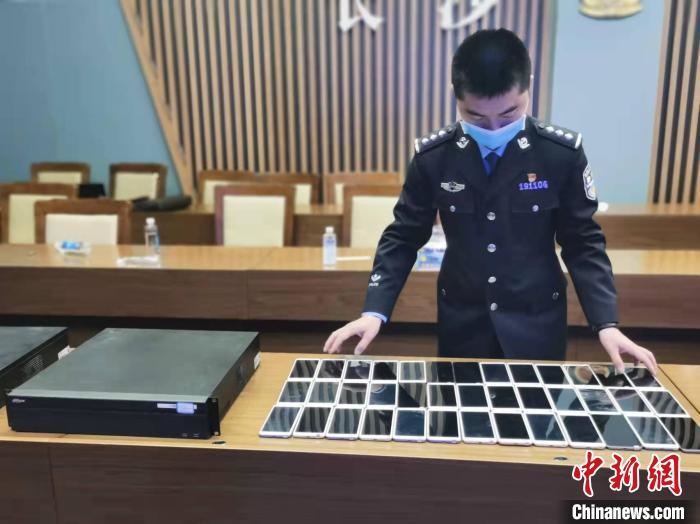 民警展示作案工具。　長(zhǎng)沙市公安局供圖