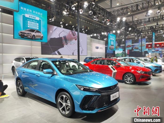 長沙國際車展上展出的汽車?！√菩∏?攝