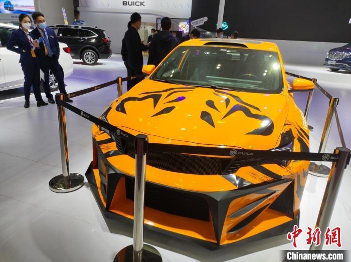 長沙國際車展上展出的汽車?！√菩∏?攝