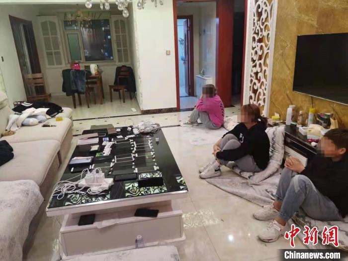 資料圖為果洛藏族自治州公安民警抓獲的犯罪嫌疑人?！‖斍呖h公安局供圖