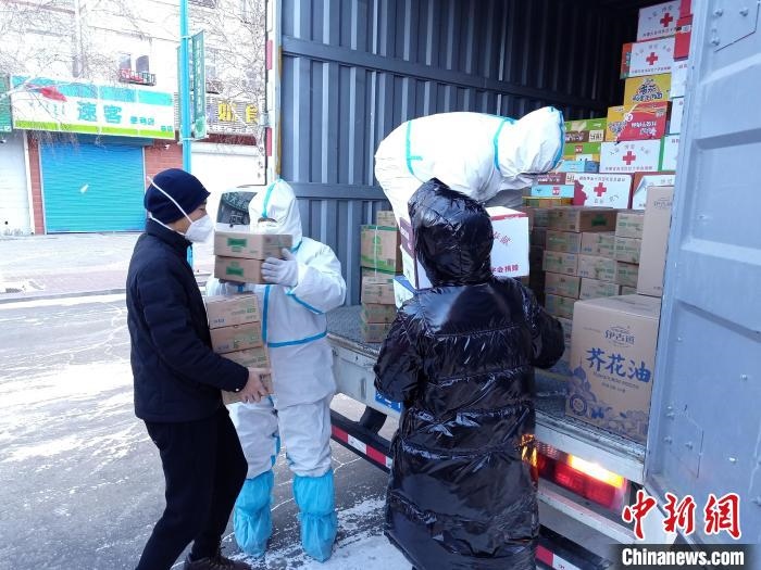 圖為滿洲里物資保障巡回補給車隊配貨現(xiàn)場?！∏靥饌?攝