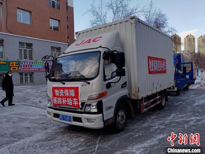圖為滿洲里物資保障巡回補給車隊配貨現(xiàn)場?！∏靥饌?攝