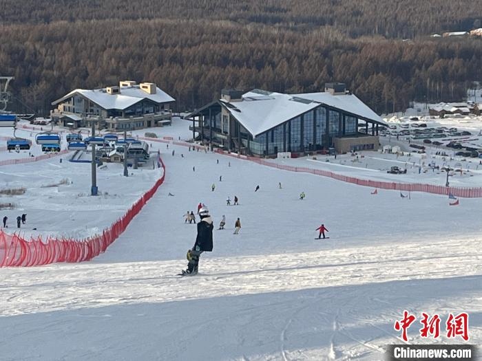 在吉林白山體驗(yàn)滑雪的游客眾多。　薛棟棟 攝