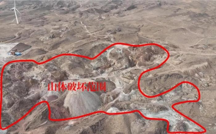  2021年12月12日，督察組使用無人機(jī)拍攝，中寧縣馬道梁北部歷史遺留礦山破壞山體面積達(dá)240余畝，現(xiàn)場滿目瘡痍、千瘡百孔