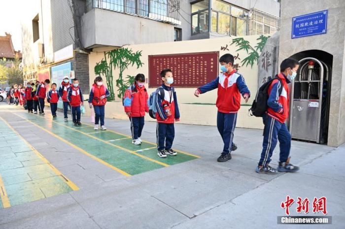 10月，呼和浩特市一所小學(xué)內(nèi)，學(xué)生間隔入校。 <a target='_blank' href='/'>中新社</a>記者 劉文華 攝