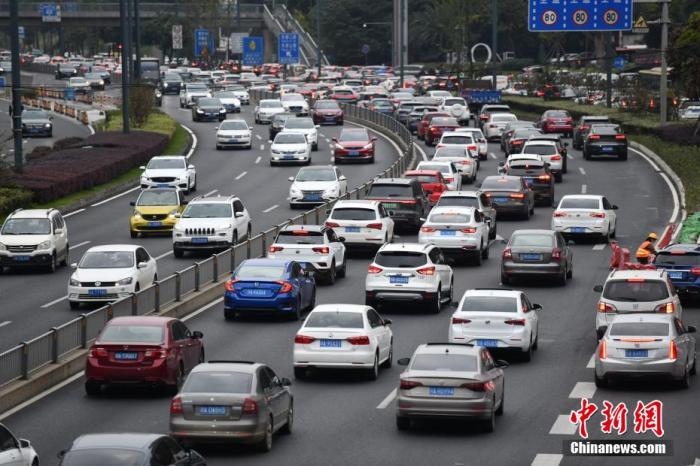 成都市劍南大道的早高峰，車輛排隊(duì)入城。張浪 攝