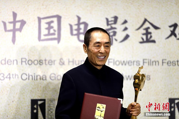 12月30日晚，第34屆中國(guó)電影金雞獎(jiǎng)?lì)C獎(jiǎng)典禮在福建省廈門(mén)市舉行。張藝謀以執(zhí)導(dǎo)《懸崖之上》榮膺最佳導(dǎo)演獎(jiǎng)。 <a target='_blank' href='/'>中新社</a>記者 呂明 攝