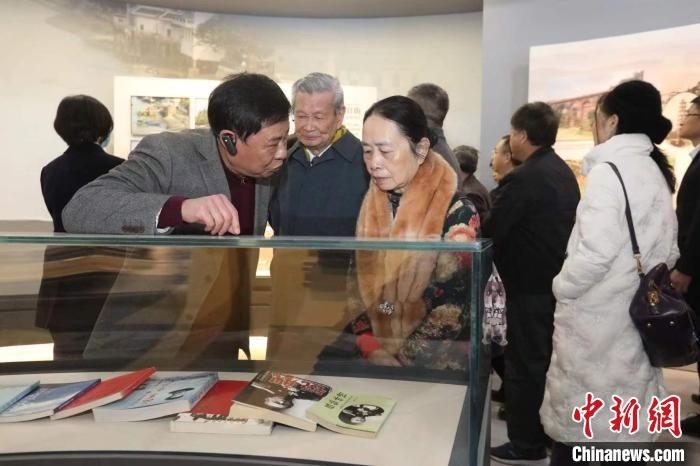 船政后裔在參觀新館?！￡悤造o 攝