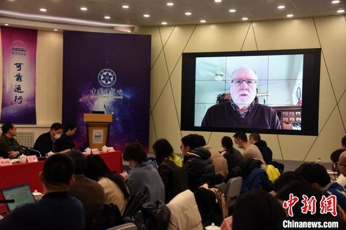 美國伊利諾伊大學(xué)教授理查德？克魯切爾通過視頻點評FAST測量星際磁場最新研究成果?！?lt;a target='_blank' href='/'>中新社</a>記者 孫自法 攝