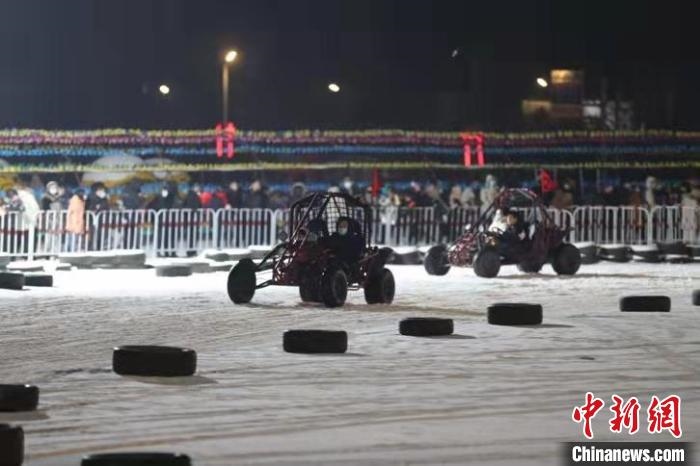 來吧，一起體驗(yàn)雪地越野車的刺激吧?！∮诤Ｑ?攝