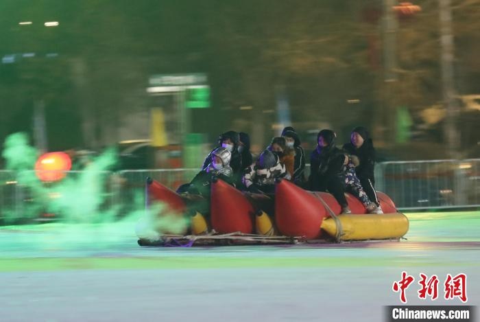 民眾沉醉在冰上香蕉船的快樂中?！∮诤Ｑ?攝