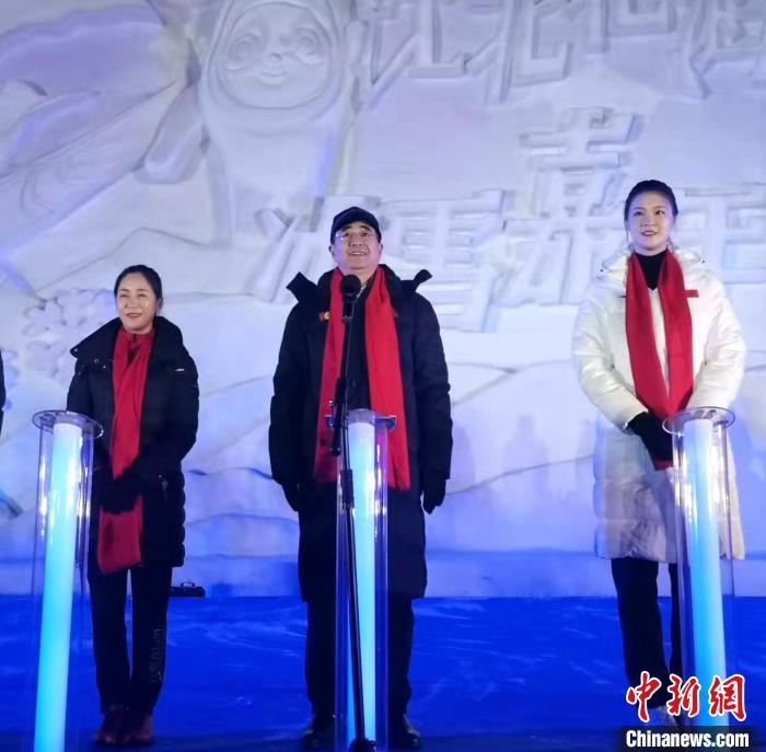 前女排國(guó)家隊(duì)隊(duì)長(zhǎng)奧運(yùn)冠軍惠若琪(右一)，中國(guó)女子田徑競(jìng)走奧運(yùn)冠軍王麗萍(左一)助陣當(dāng)晚活動(dòng)?！≮w桂華 攝