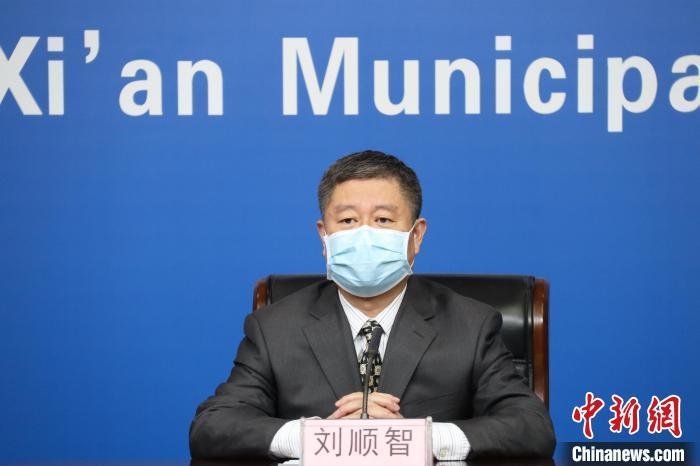 圖為西安市衛(wèi)生健康委主任劉順智6日在新聞發(fā)布會(huì)上?！∥靼彩姓﹫D